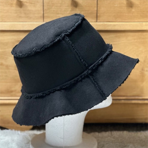 NWT Revolve Hat Attack Reversible Faux Shearling Bucket Hat Black Women’s OS - Picture 4 of 10